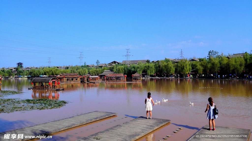 蓝天下的水街公园