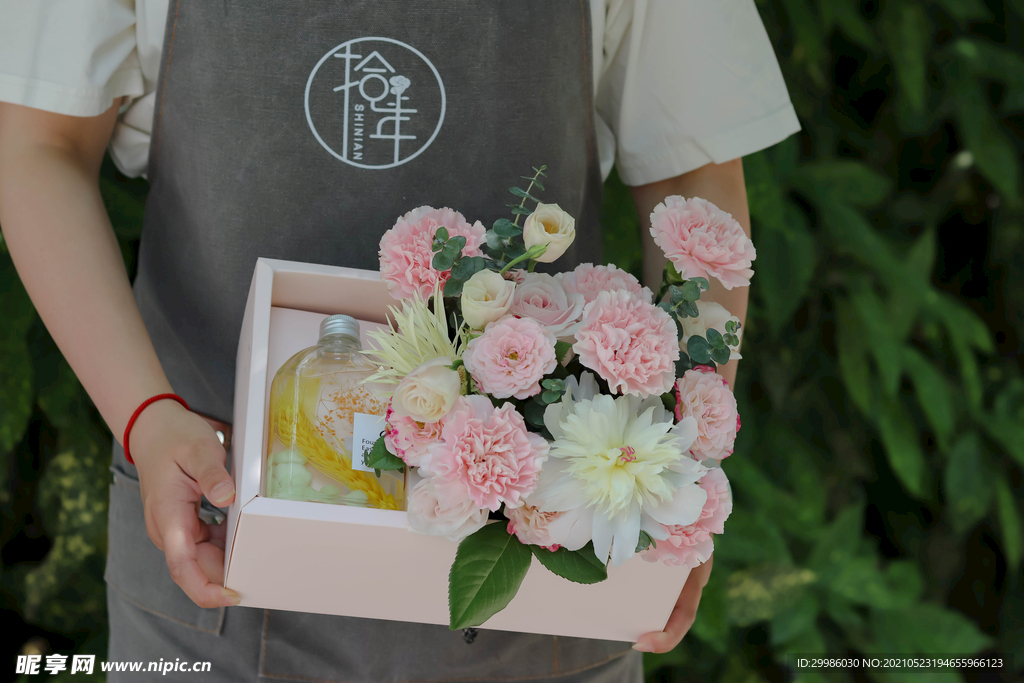 粉色系鲜花加荧光香氛礼盒