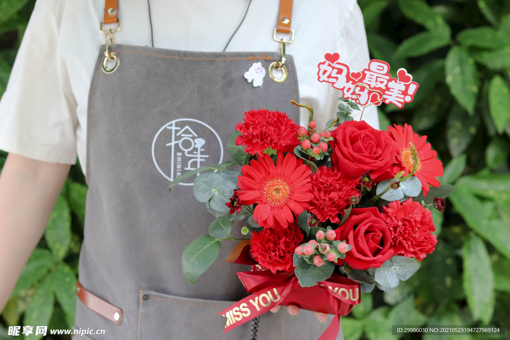 红色鲜花桌摆