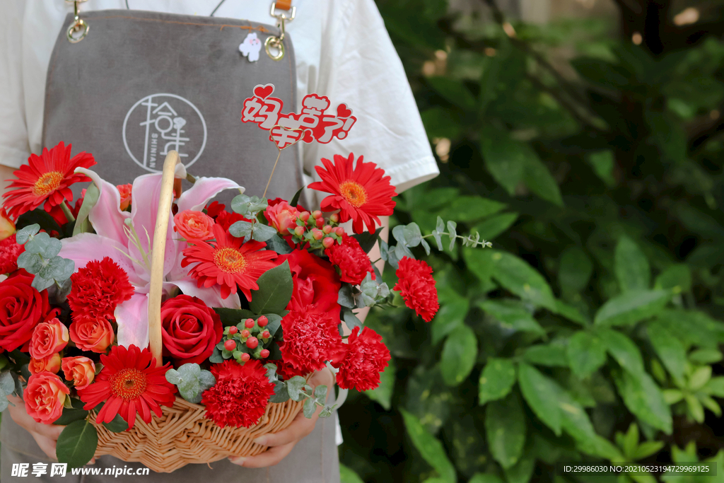 红色手提鲜花蓝