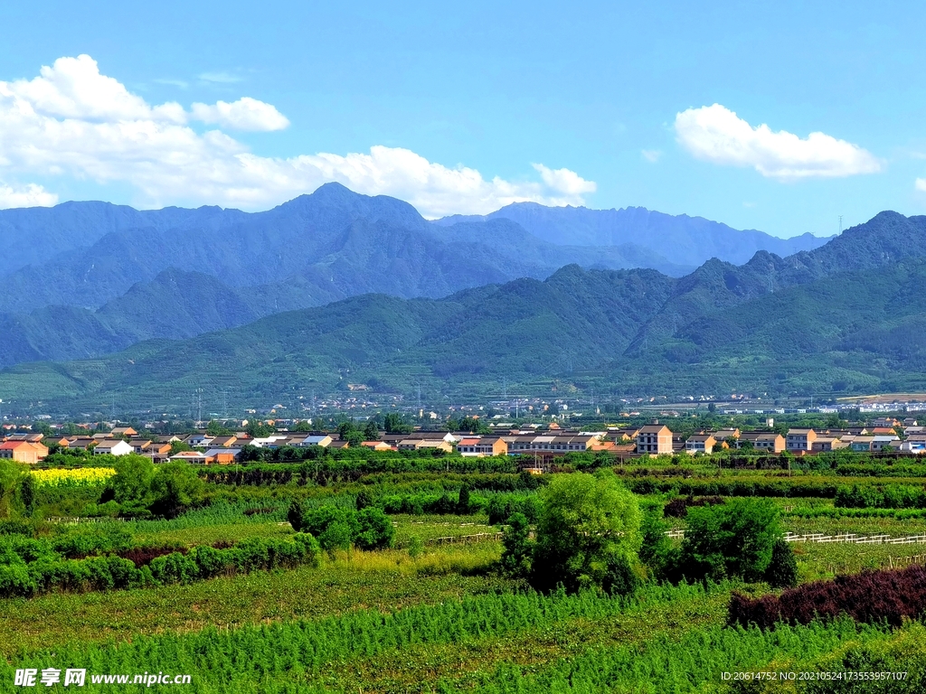 连绵起伏的大山风景