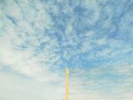 夏日晴空黄色栏杆