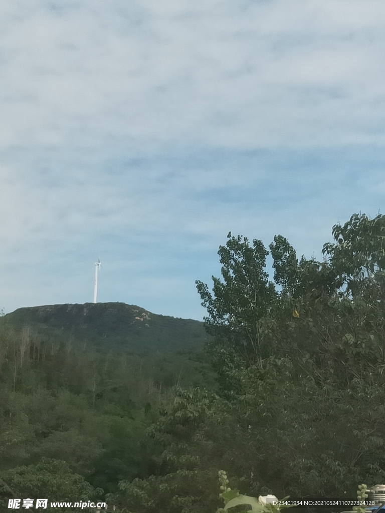 夏日晴空绿林风力发电机