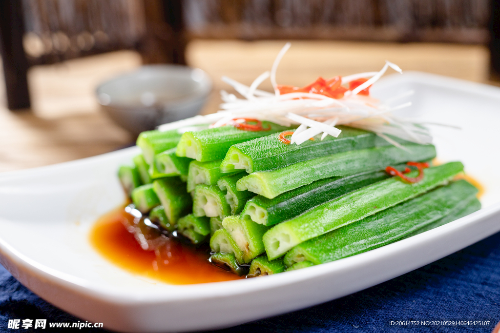 盘子里的美食白芍秋葵