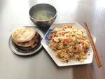 餐桌上的炒米饭肉夹馍