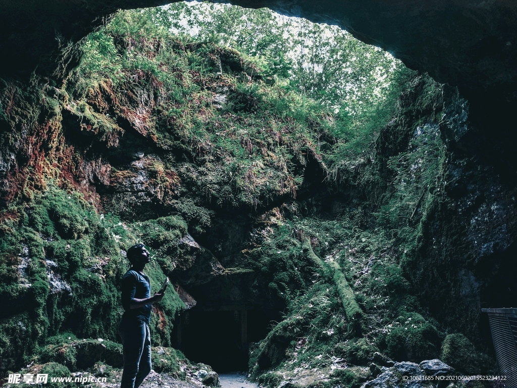 岩洞             