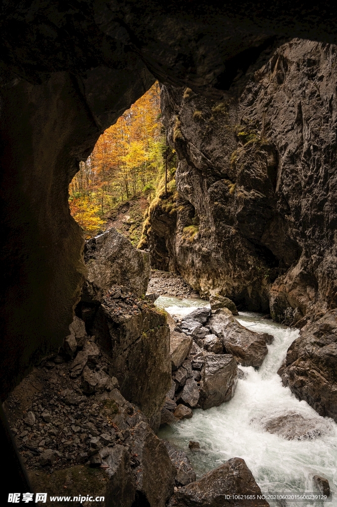 岩洞             
