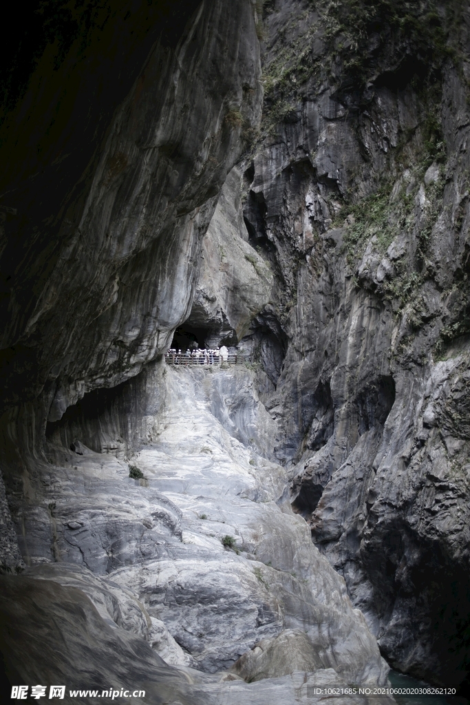 岩洞             