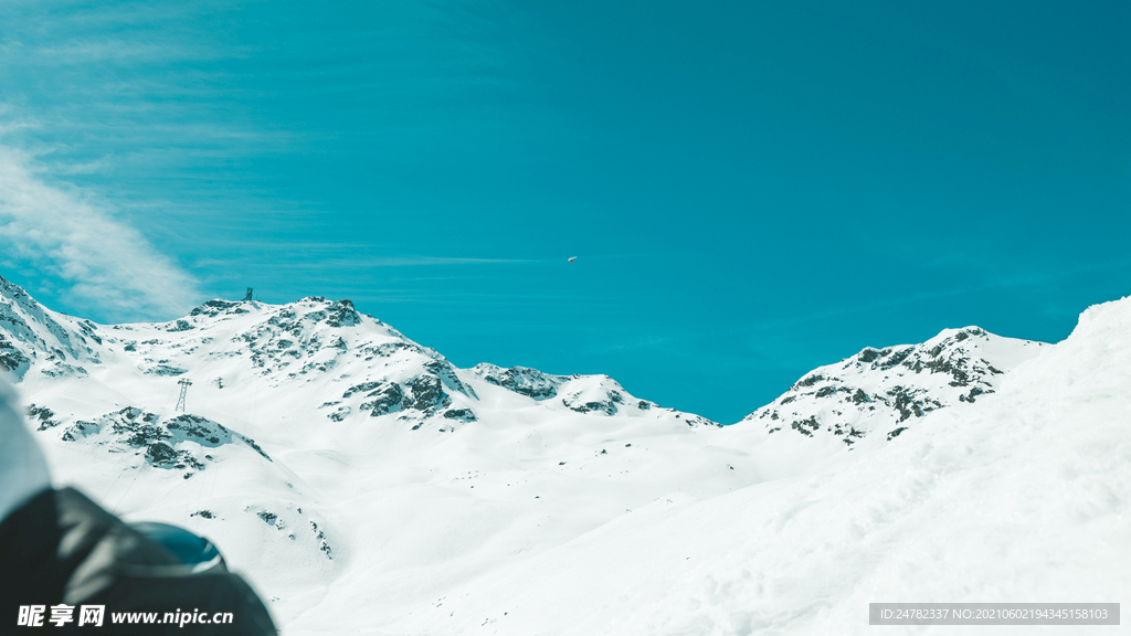 蓝天下的雪山