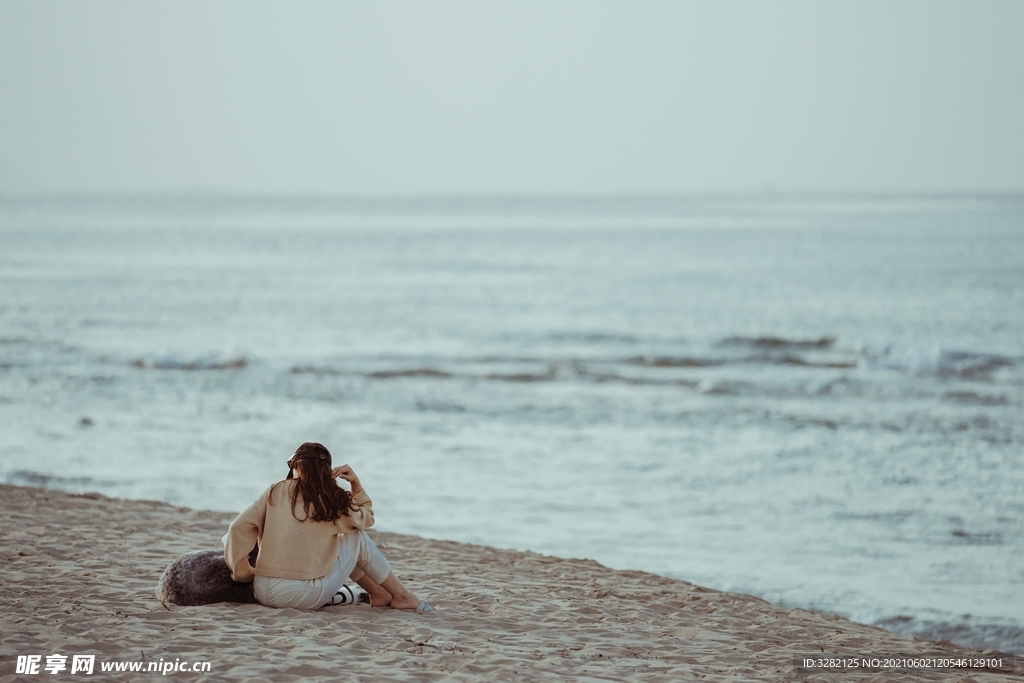 海边沙滩上的女人背影