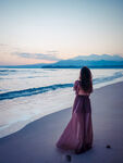 海边少女背影