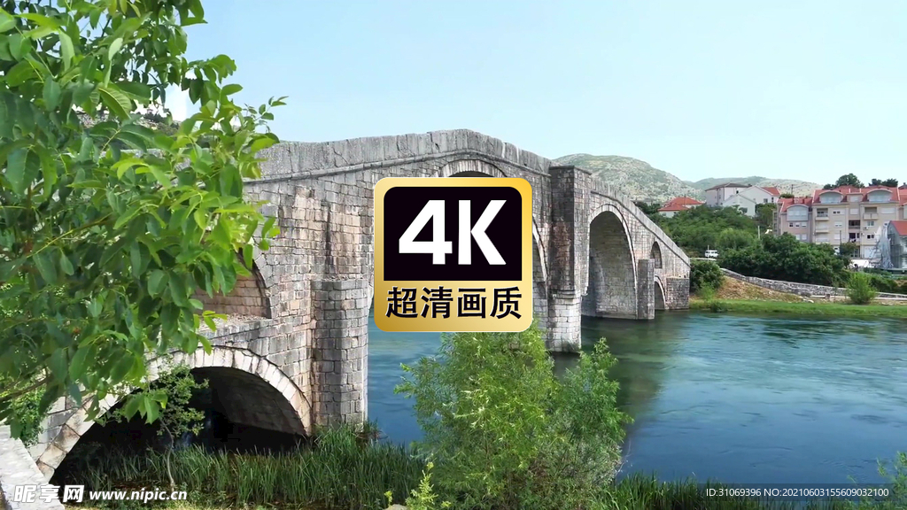 短视频素材村庄古桥下河流