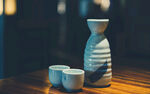 精致的酒壶酒杯