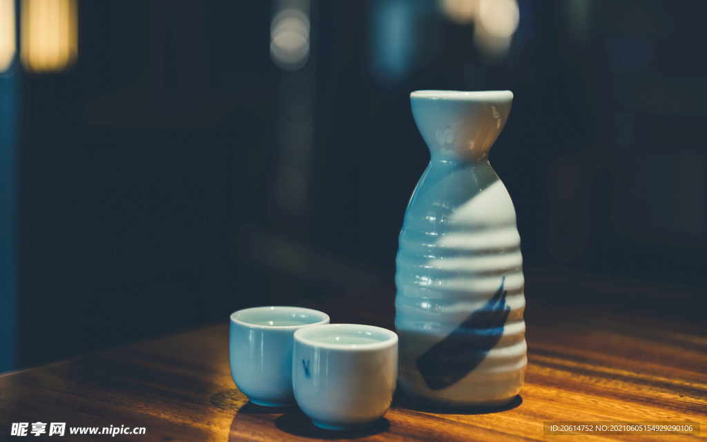 精致的酒壶酒杯