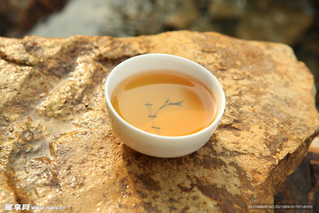 岩石上的红茶汤色 