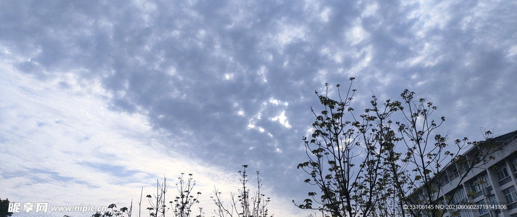 一分为二的天空