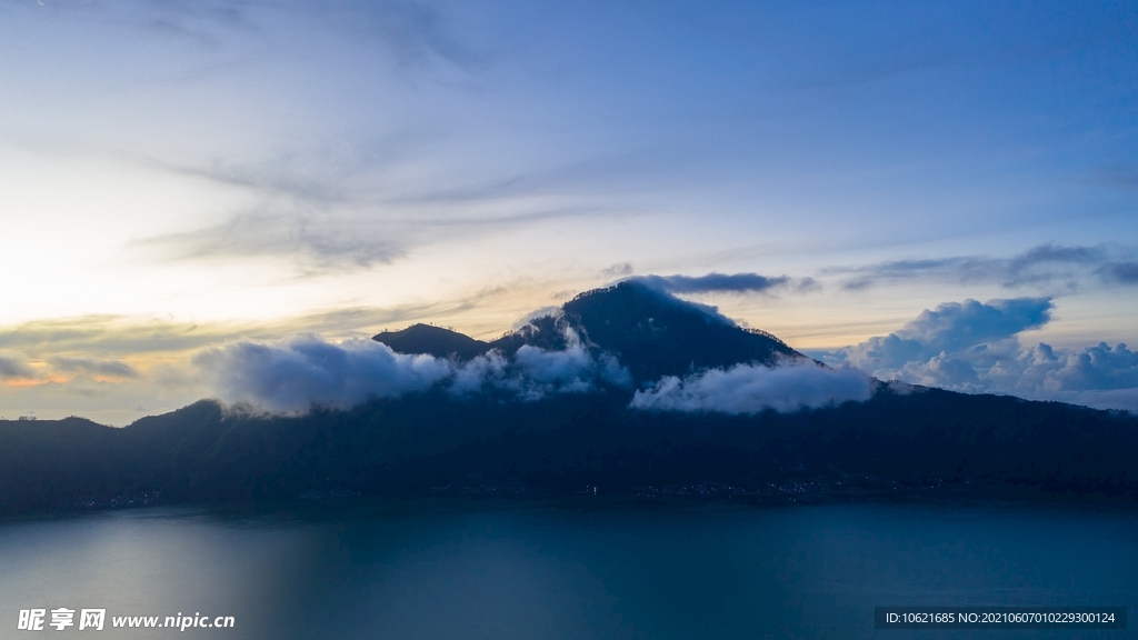 火山             