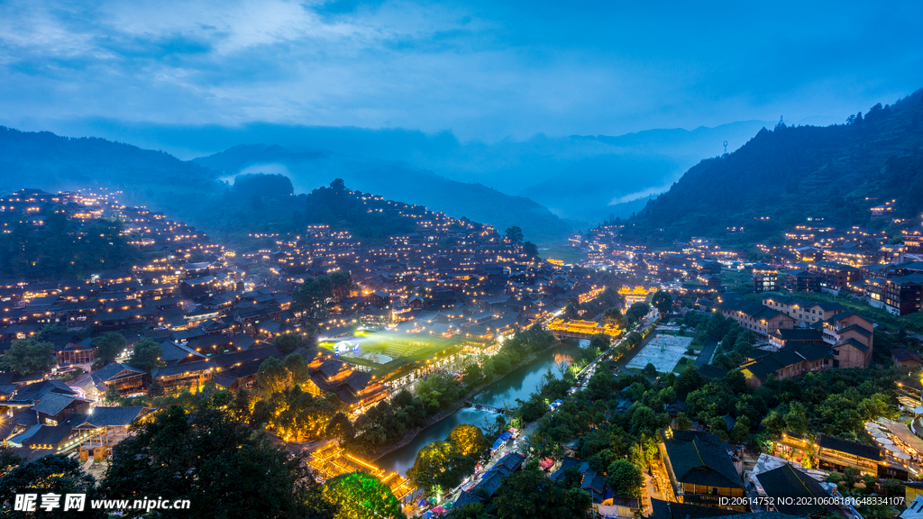 日暮下的山城夜色美景