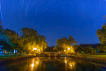 北京大学未名湖畔星轨夜景