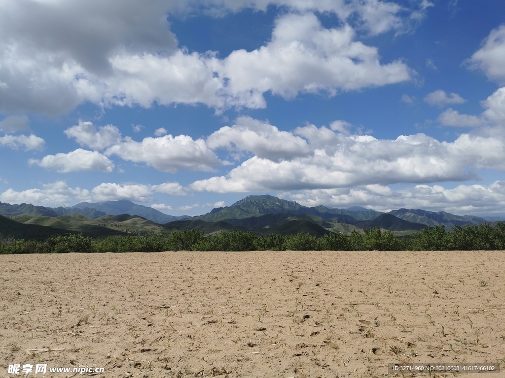 蓝天白云青山土地