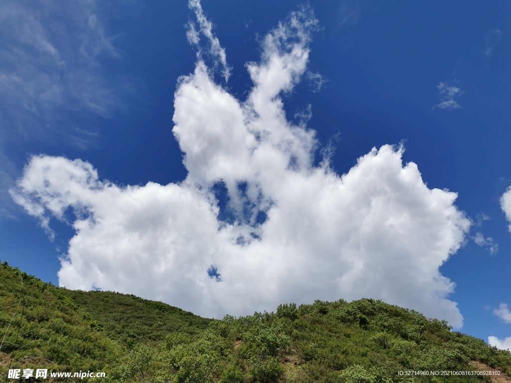 蓝天白云青山