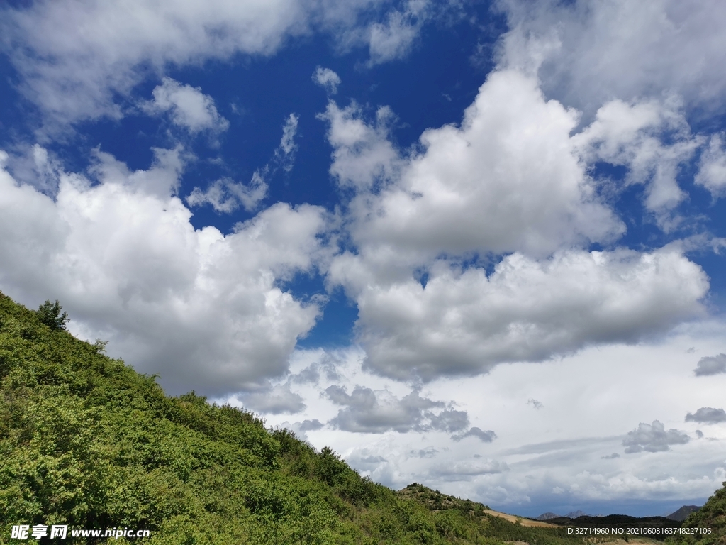 蓝天白云青山