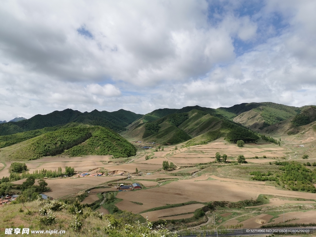 蓝天白云青山棒子地