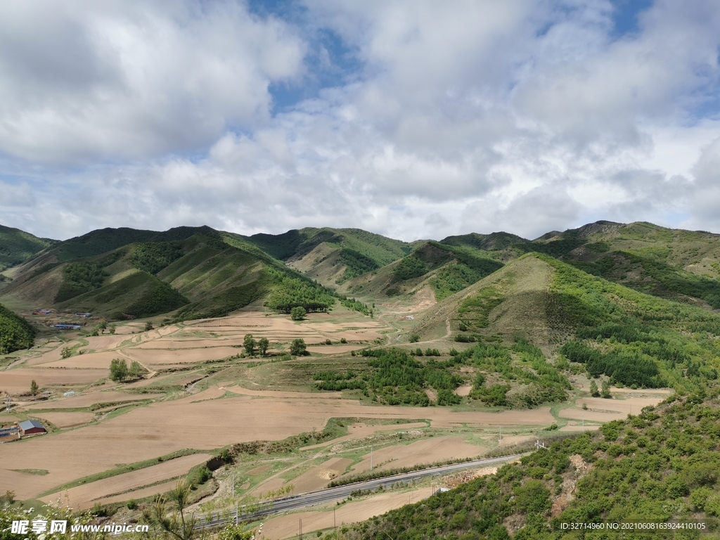 蓝天白云青山棒子地