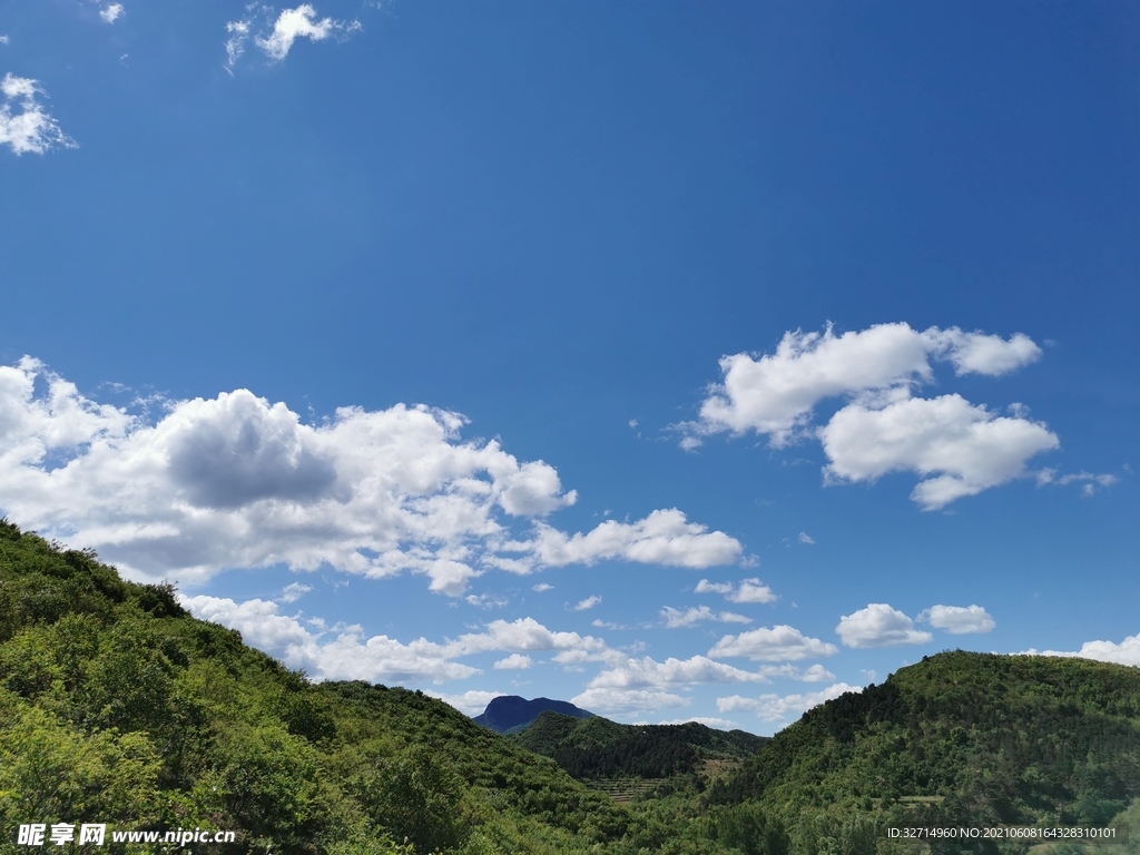 蓝天白云青山