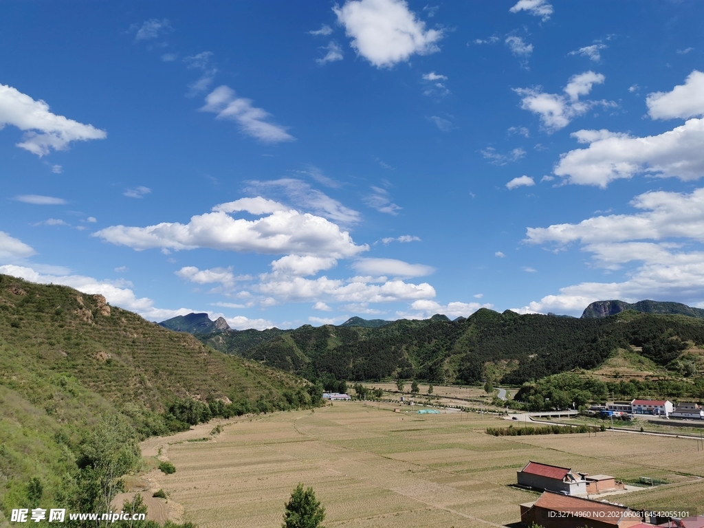 蓝天白云青山村落