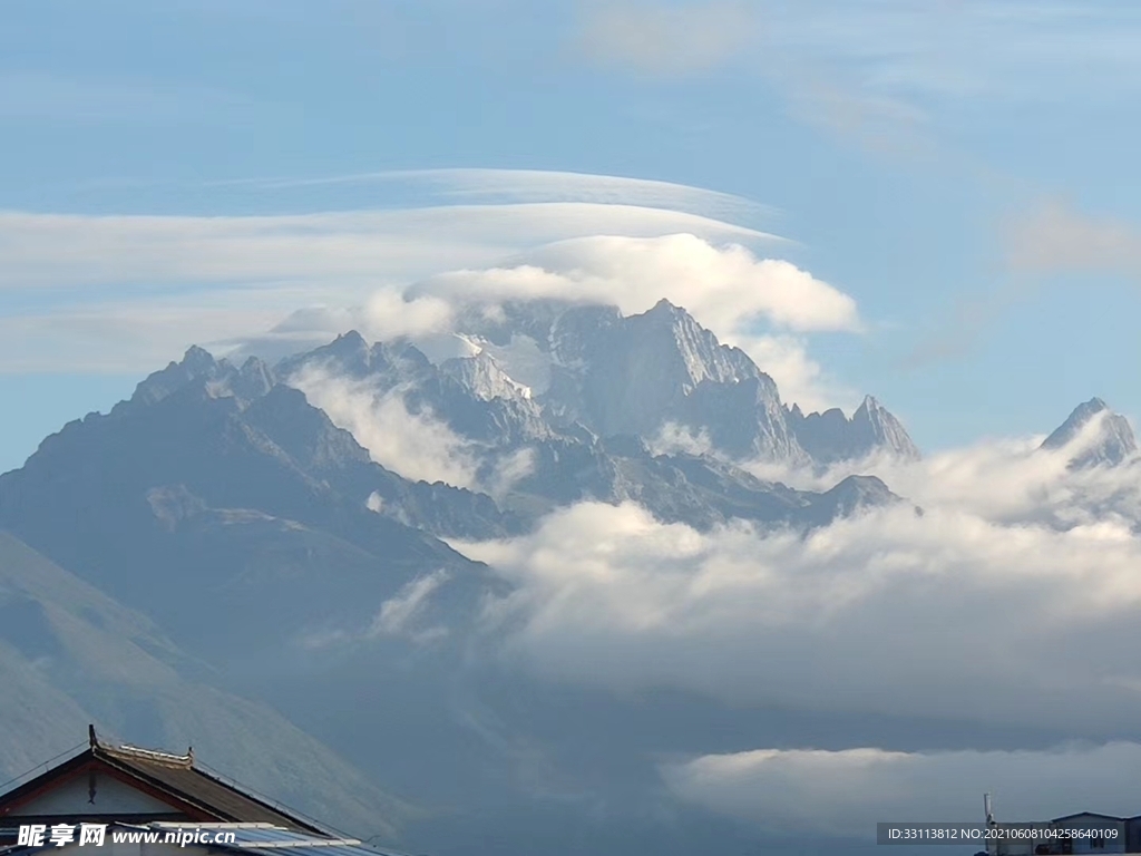 云端雪山