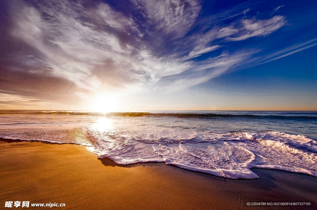 日出蓝天海边沙滩海浪