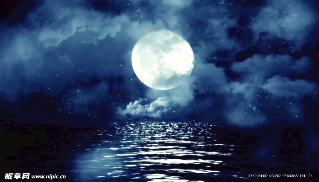 水面迷雾中的月亮
