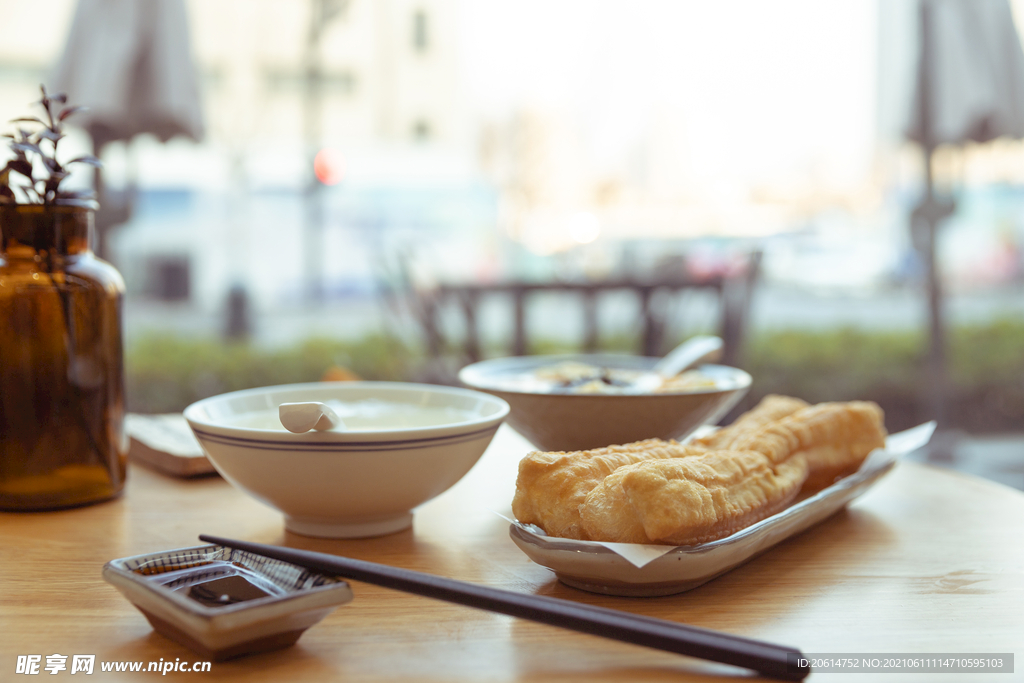 清淡的早餐油条豆浆