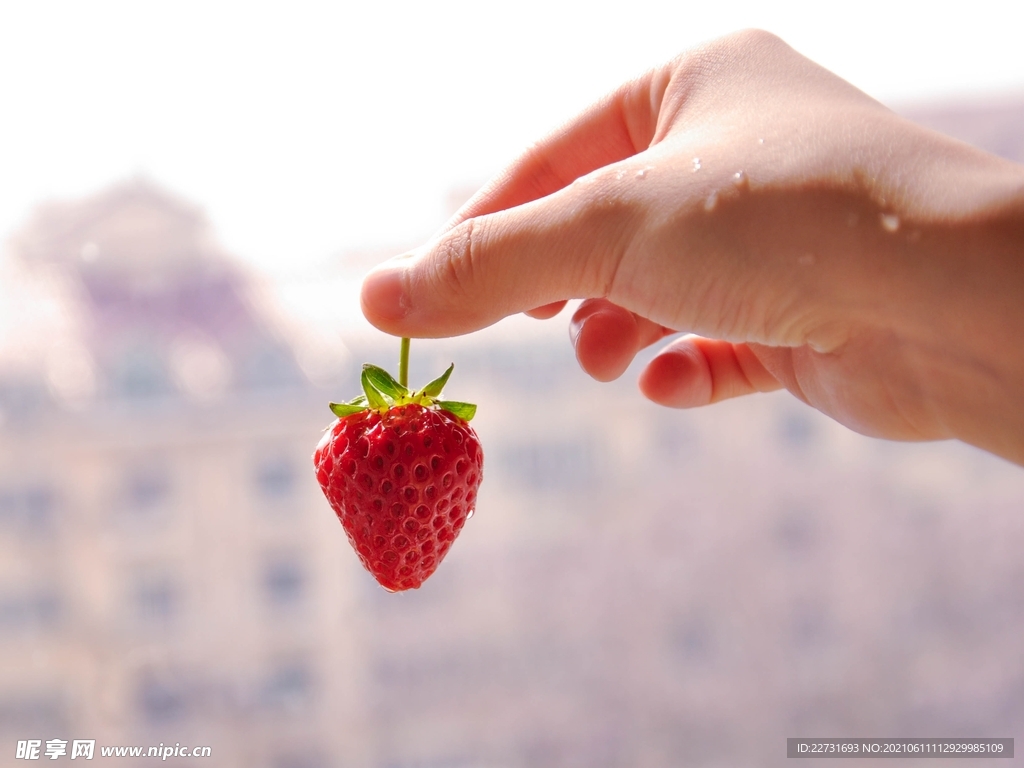 手拿着草莓
