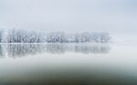 雪中湖泊景色