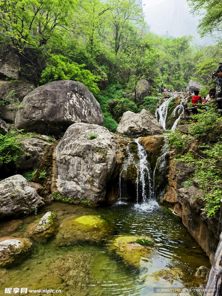 山间溪流