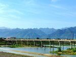 蓝天下的河道美景