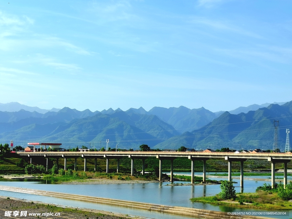 蓝天下的河道美景