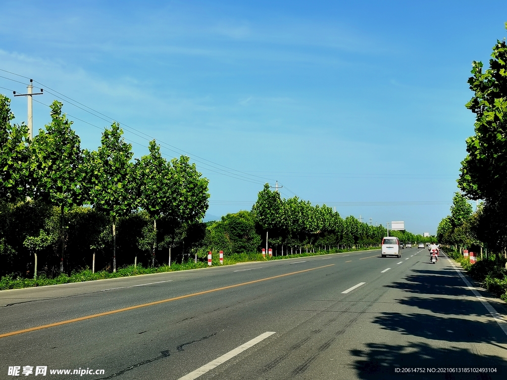 蓝天下的乡村道路风景