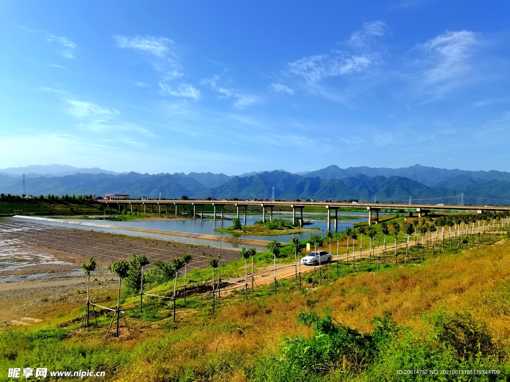 蓝天下的乡村河道风景