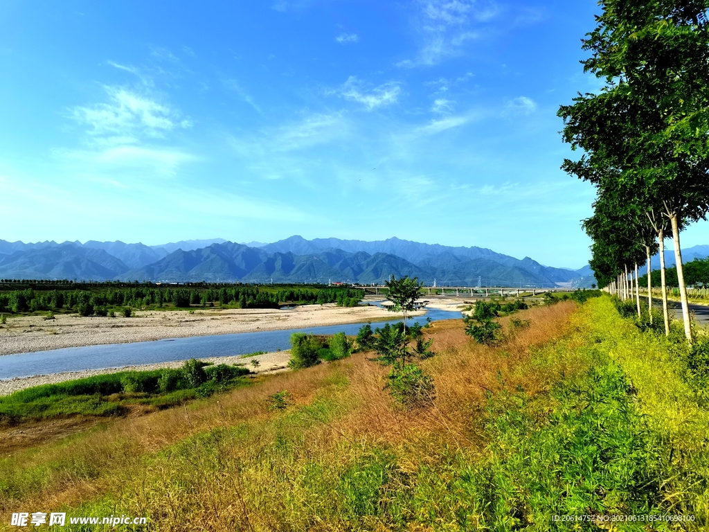 蓝天下的乡村河道风景