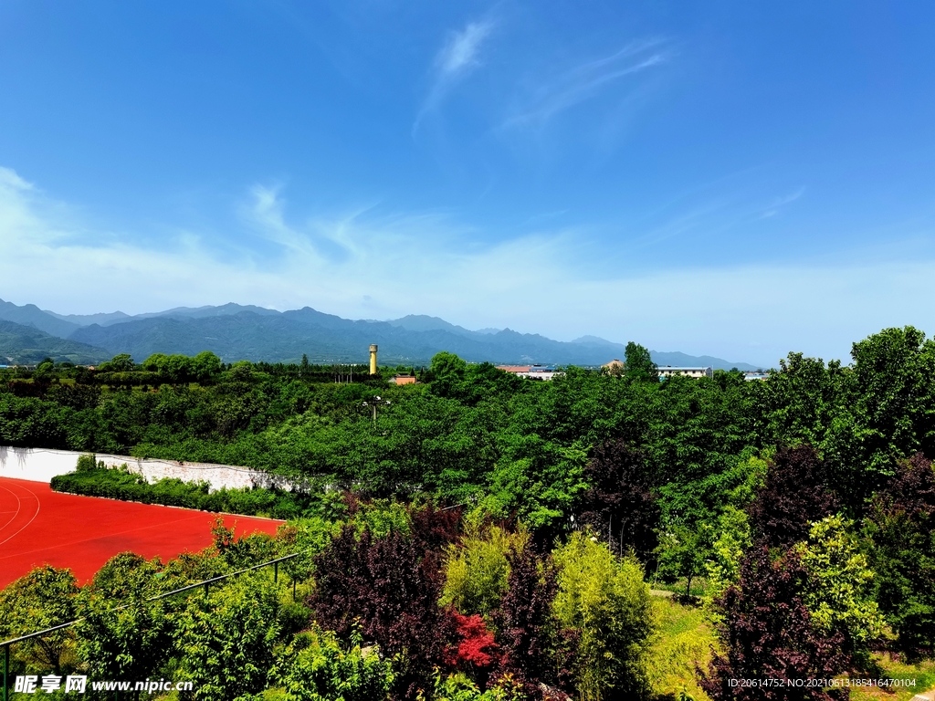 蓝天下美丽的校园风景