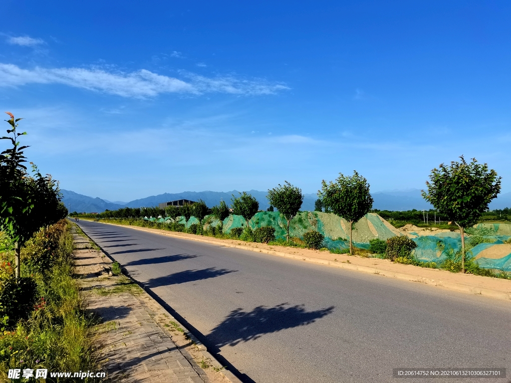 蓝天下的乡村道路风景