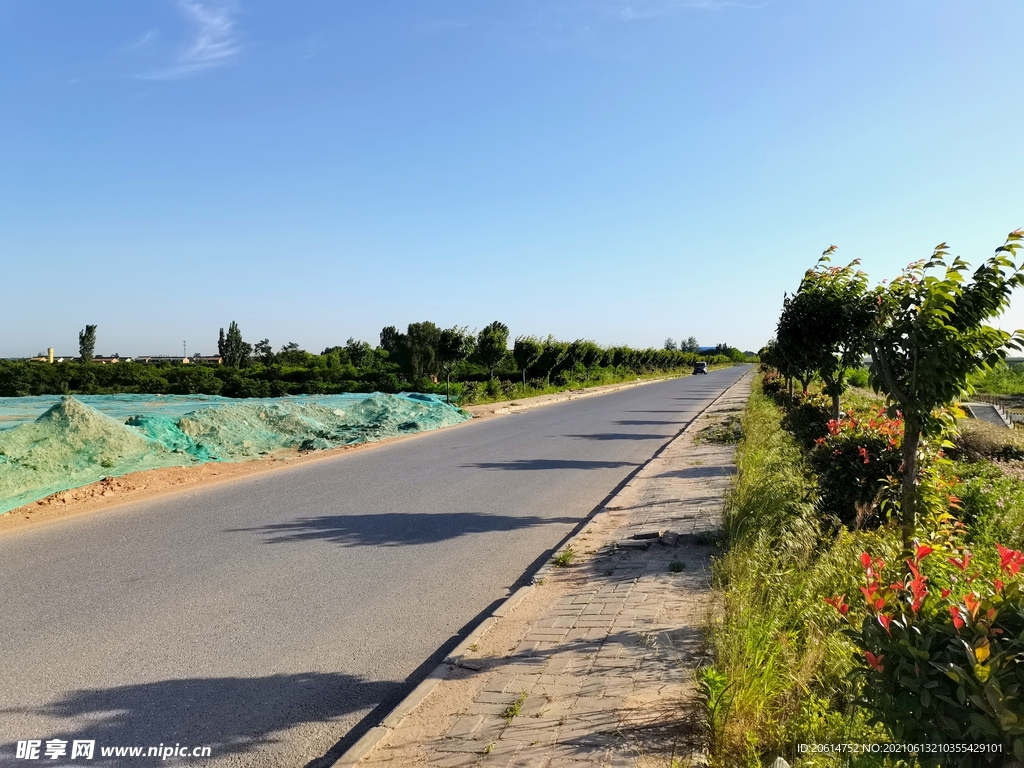 空荡荡的乡村道路风景