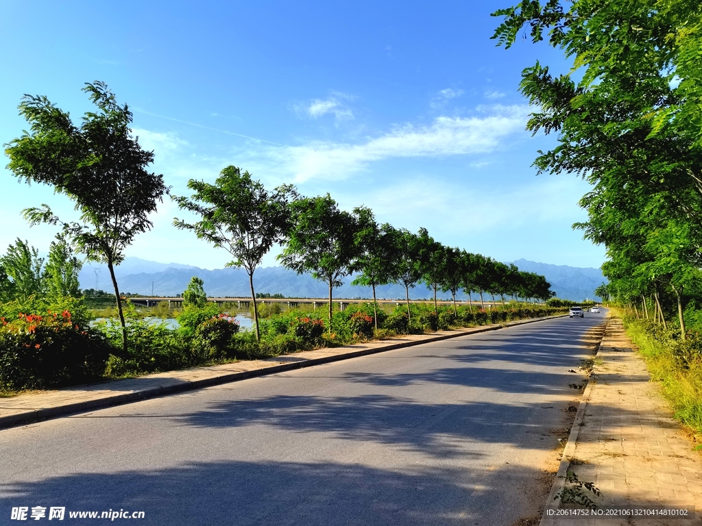 空荡荡的乡村道路风景