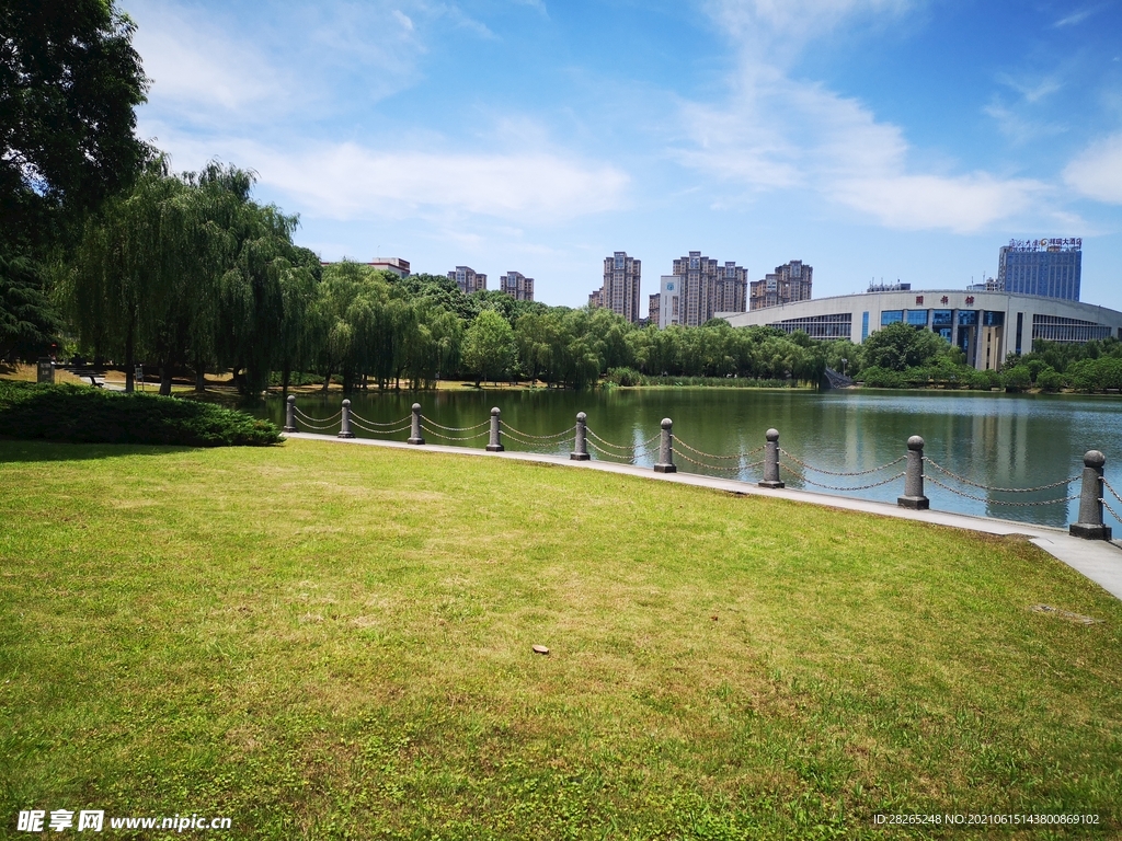 城市蓝天湖面草地