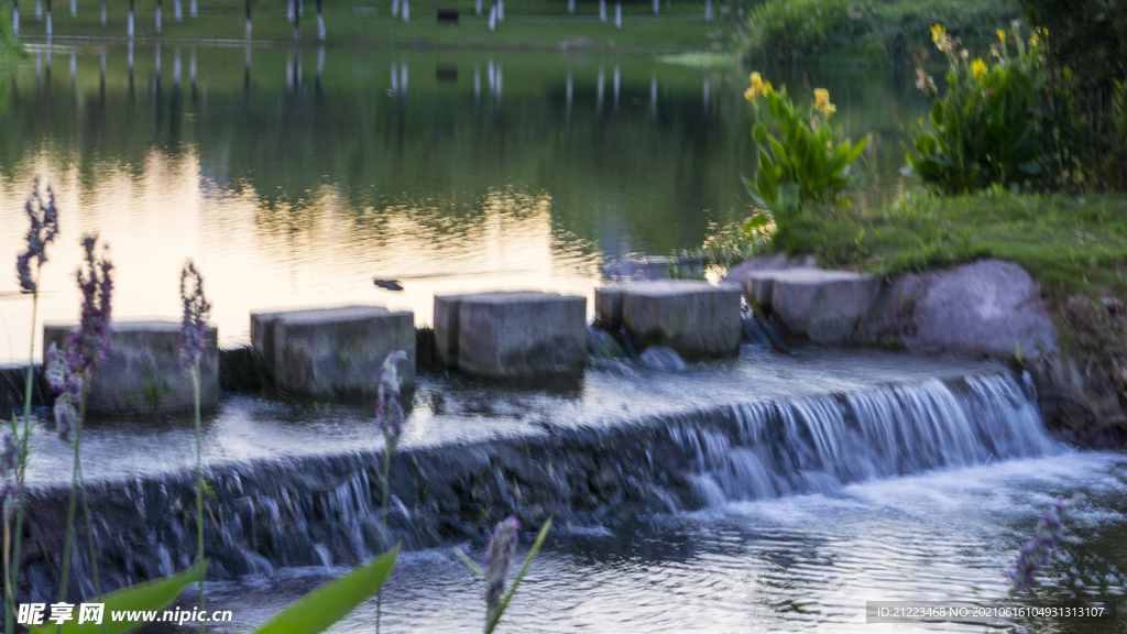 晚霞中的水景