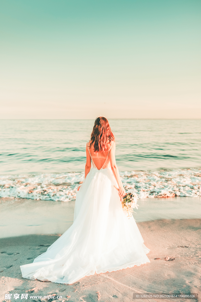 海边婚纱少女背影