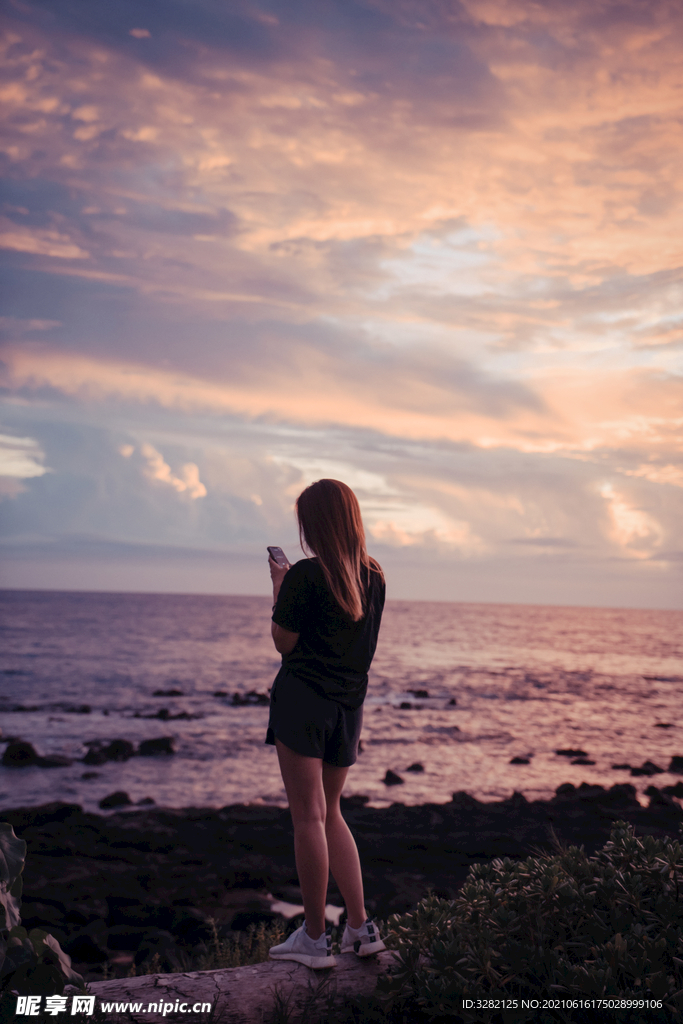 海边少女背影